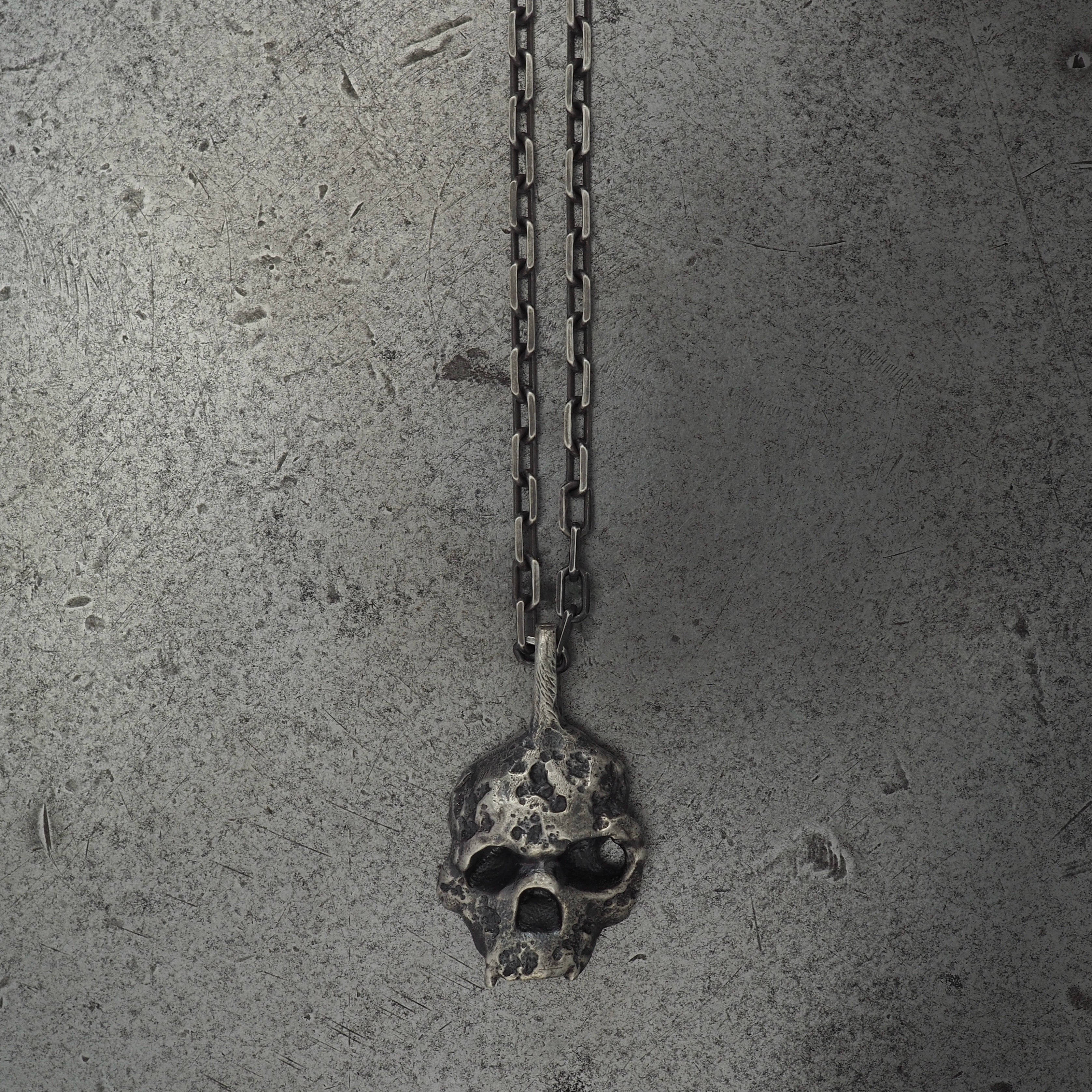 Crater skull pendant silver 001
