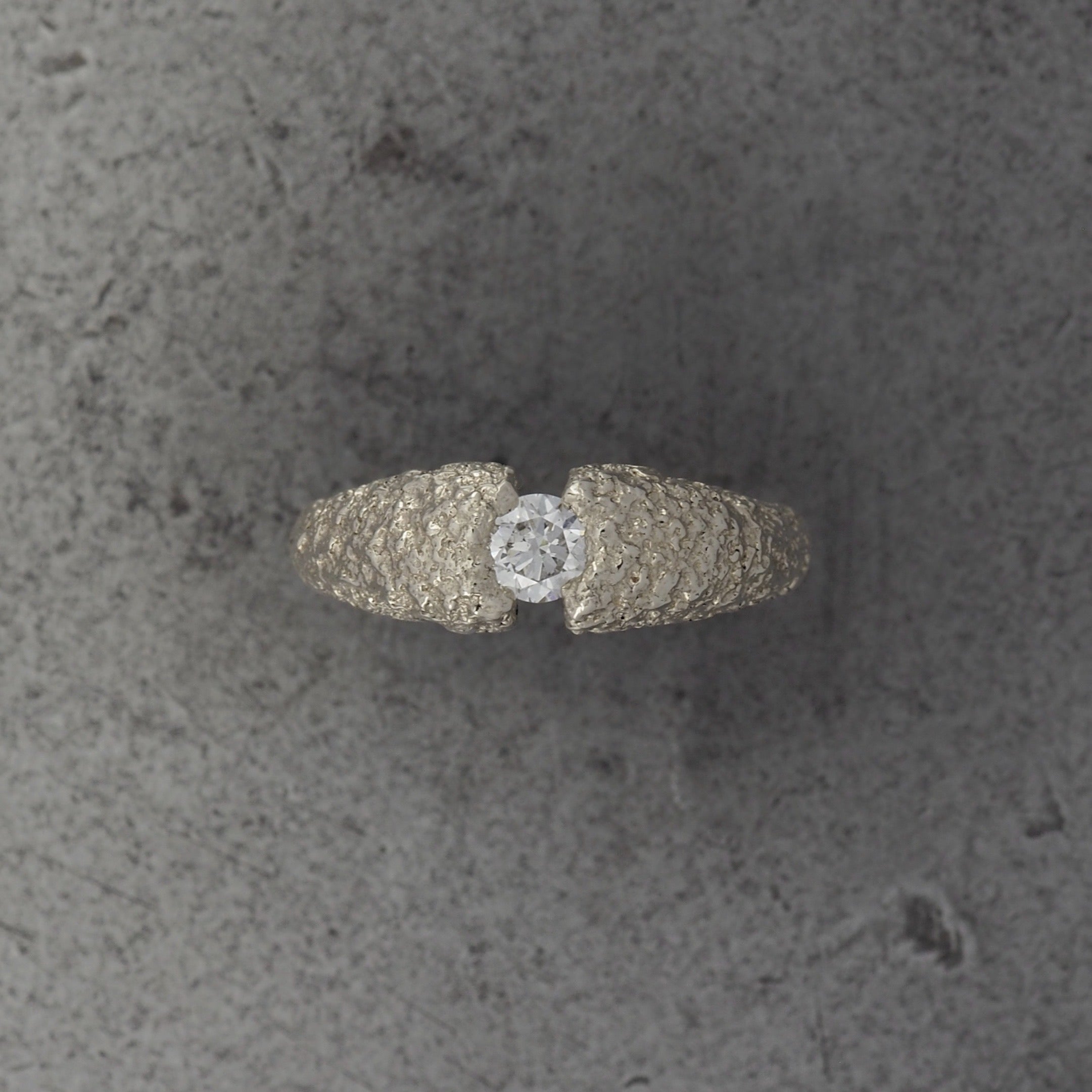 Montes Fuji 4 Solitaire ring - white gold