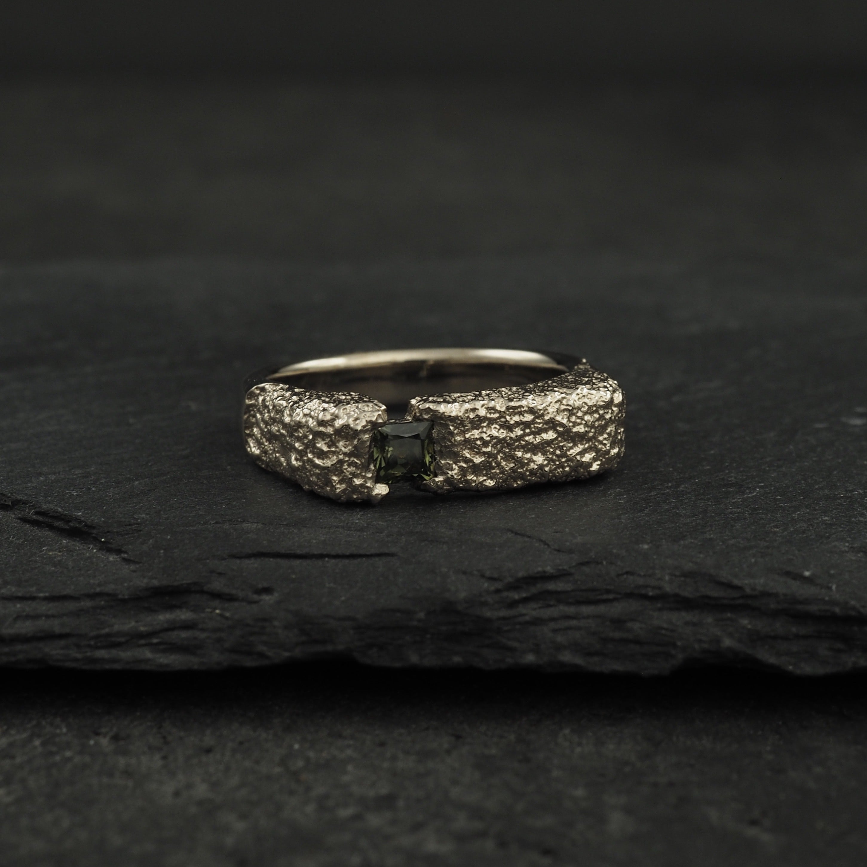 Montes Kosciuszko signet - white gold