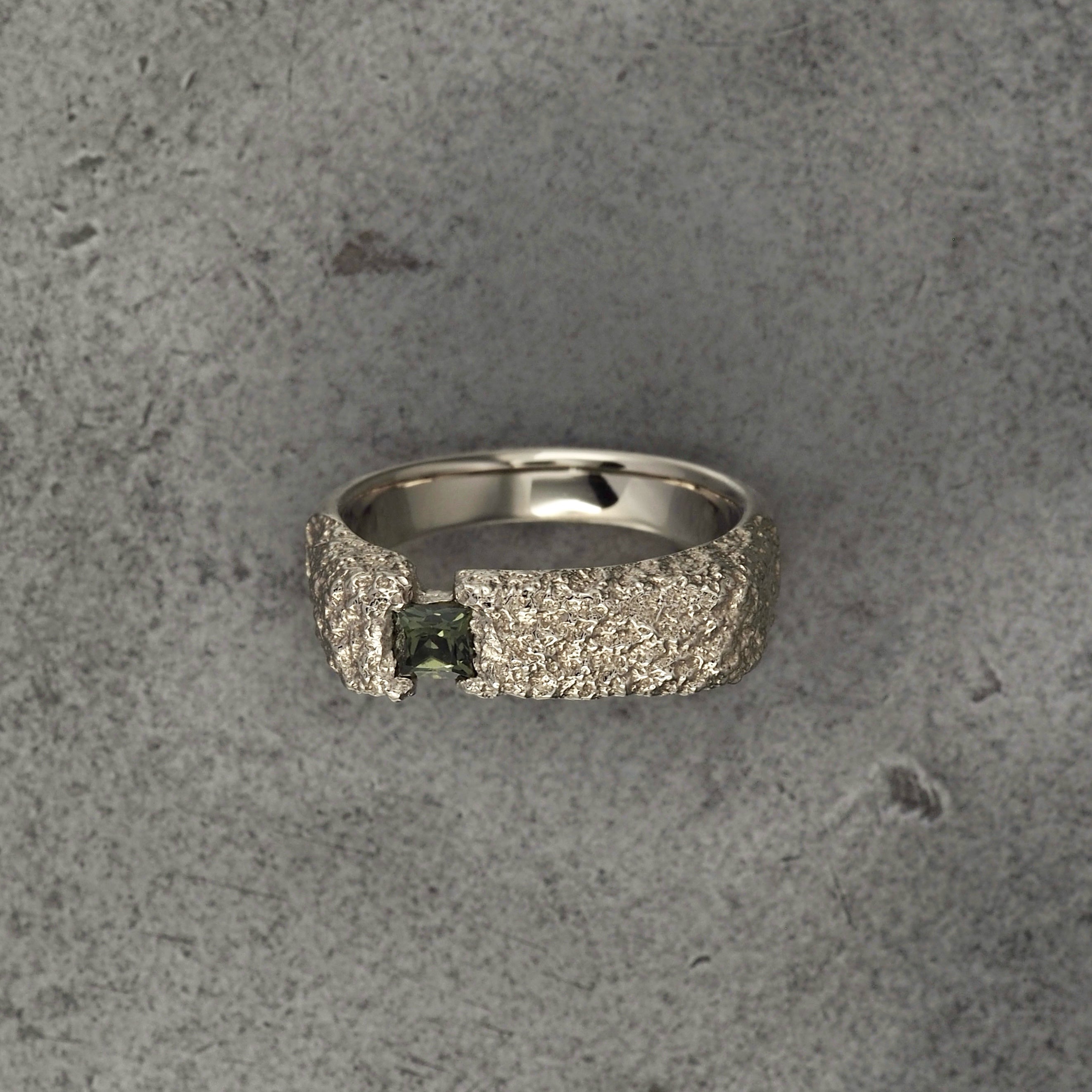 Montes Kosciuszko signet - white gold