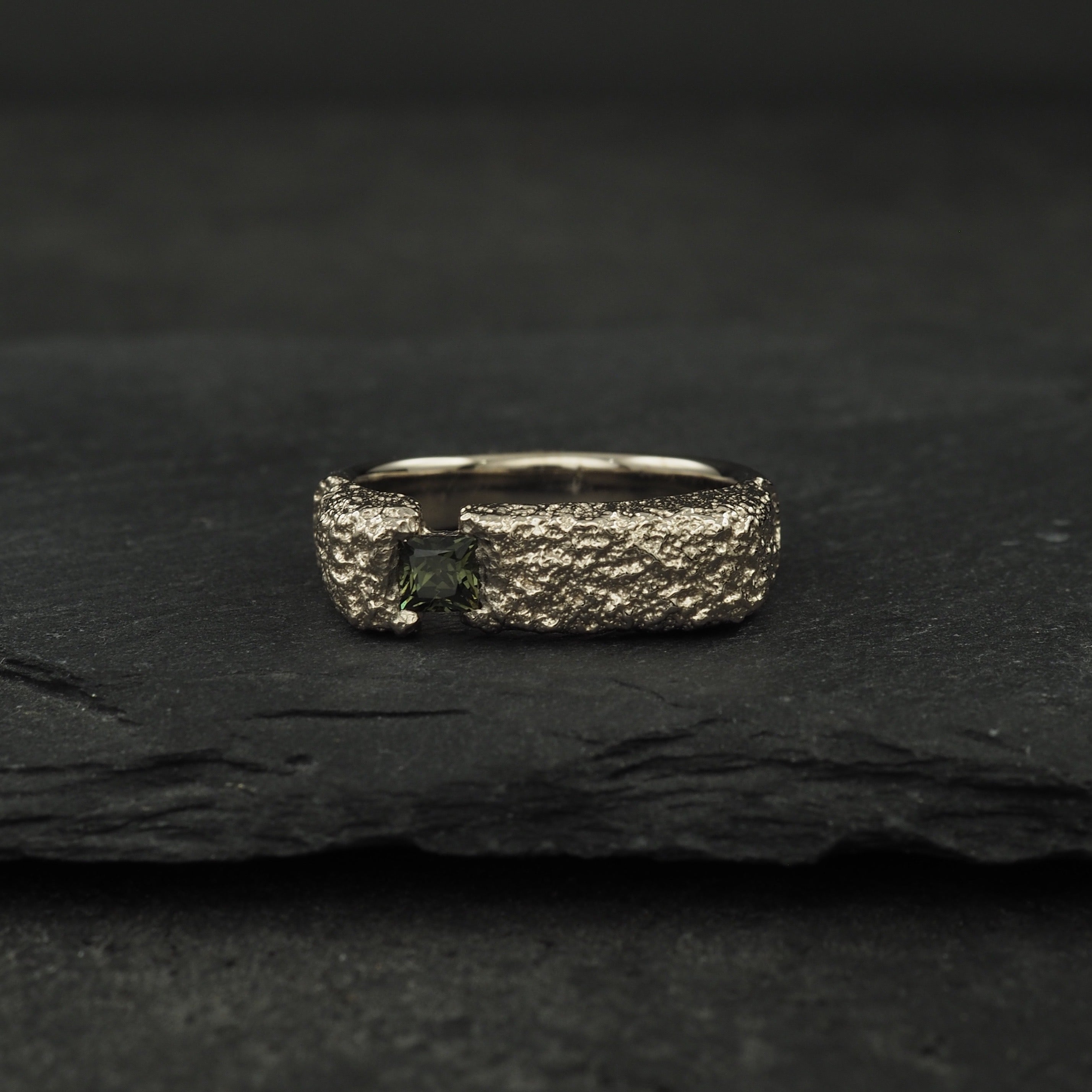 Montes Kosciuszko signet - white gold