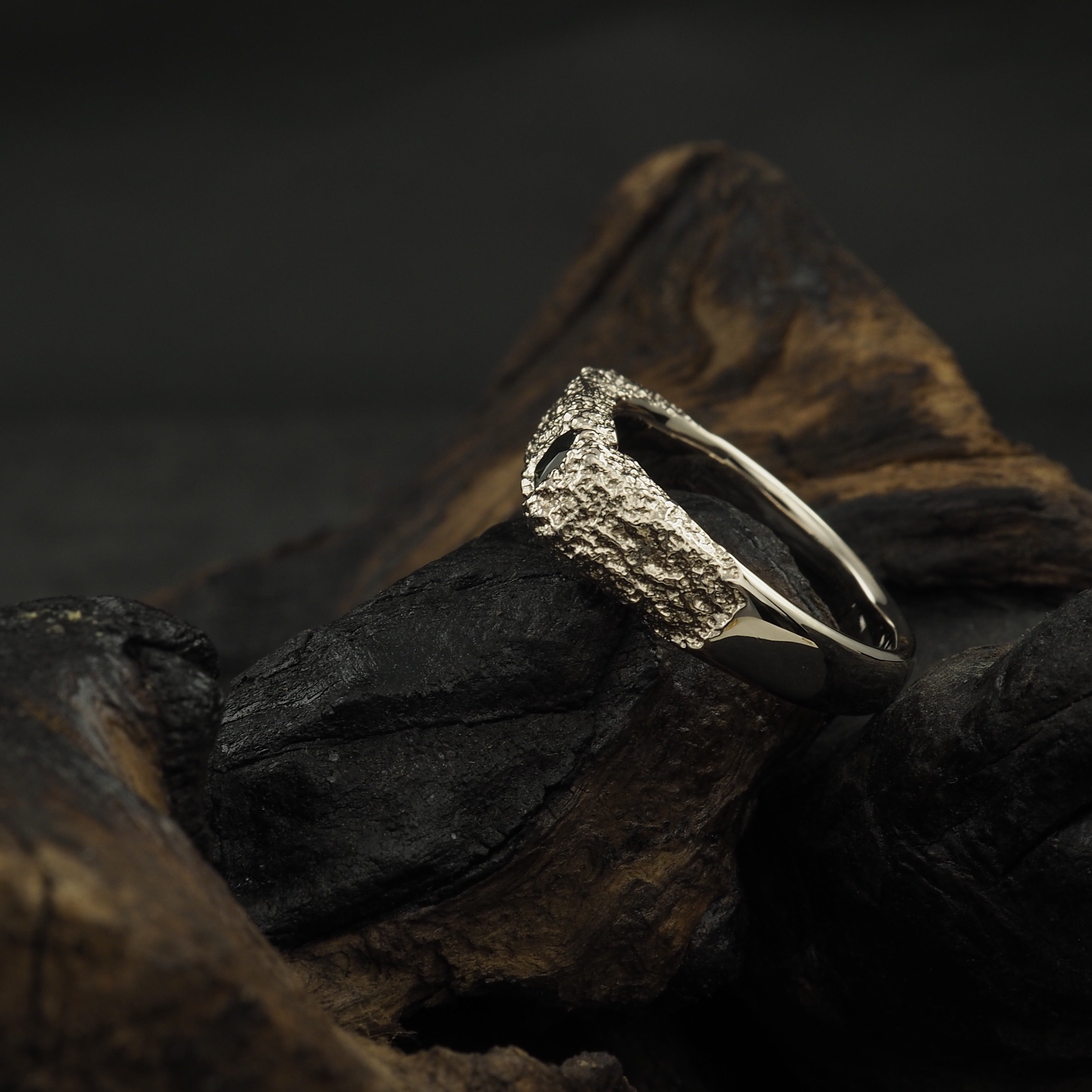 Montes Kosciuszko signet - white gold