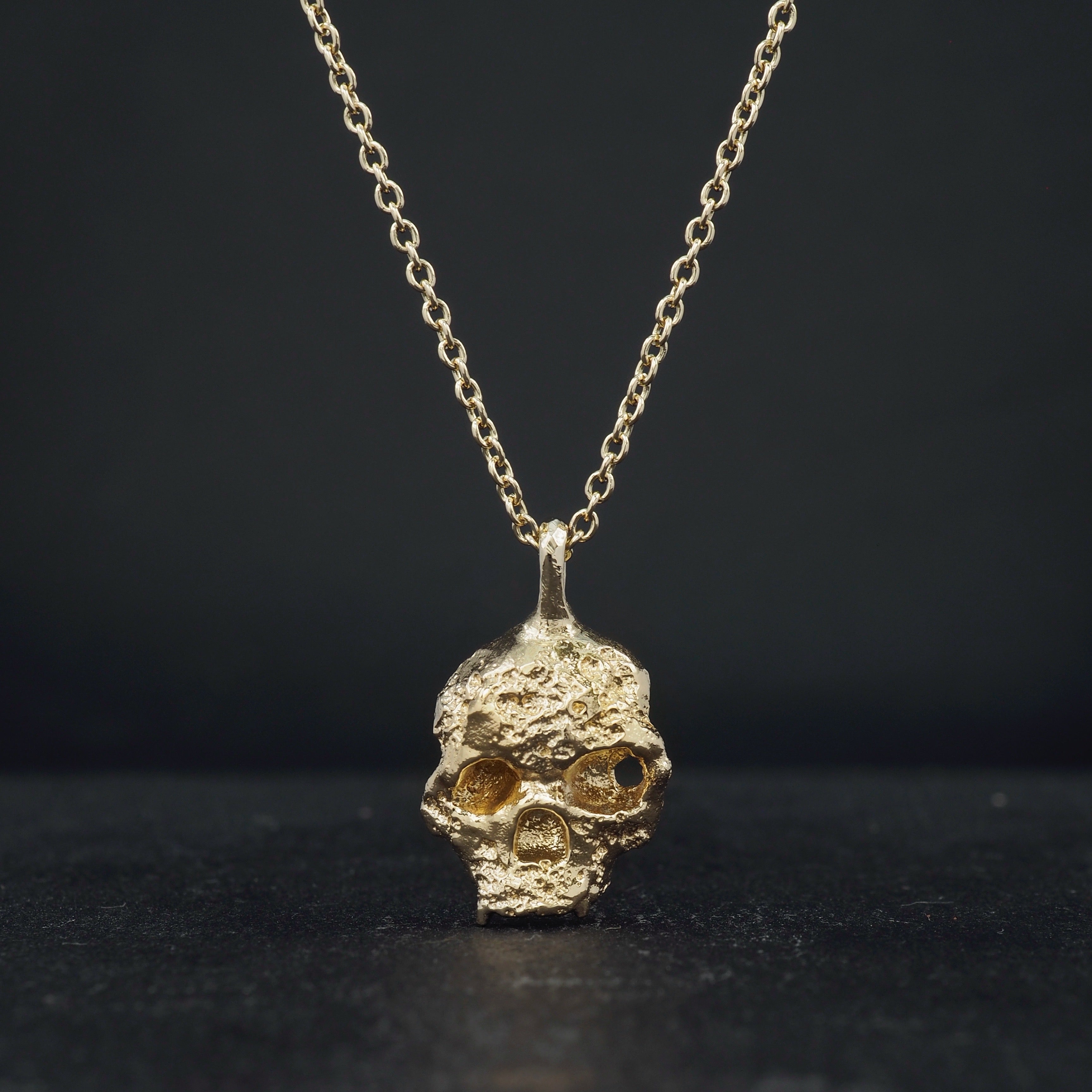 Crater skull pendant gold
