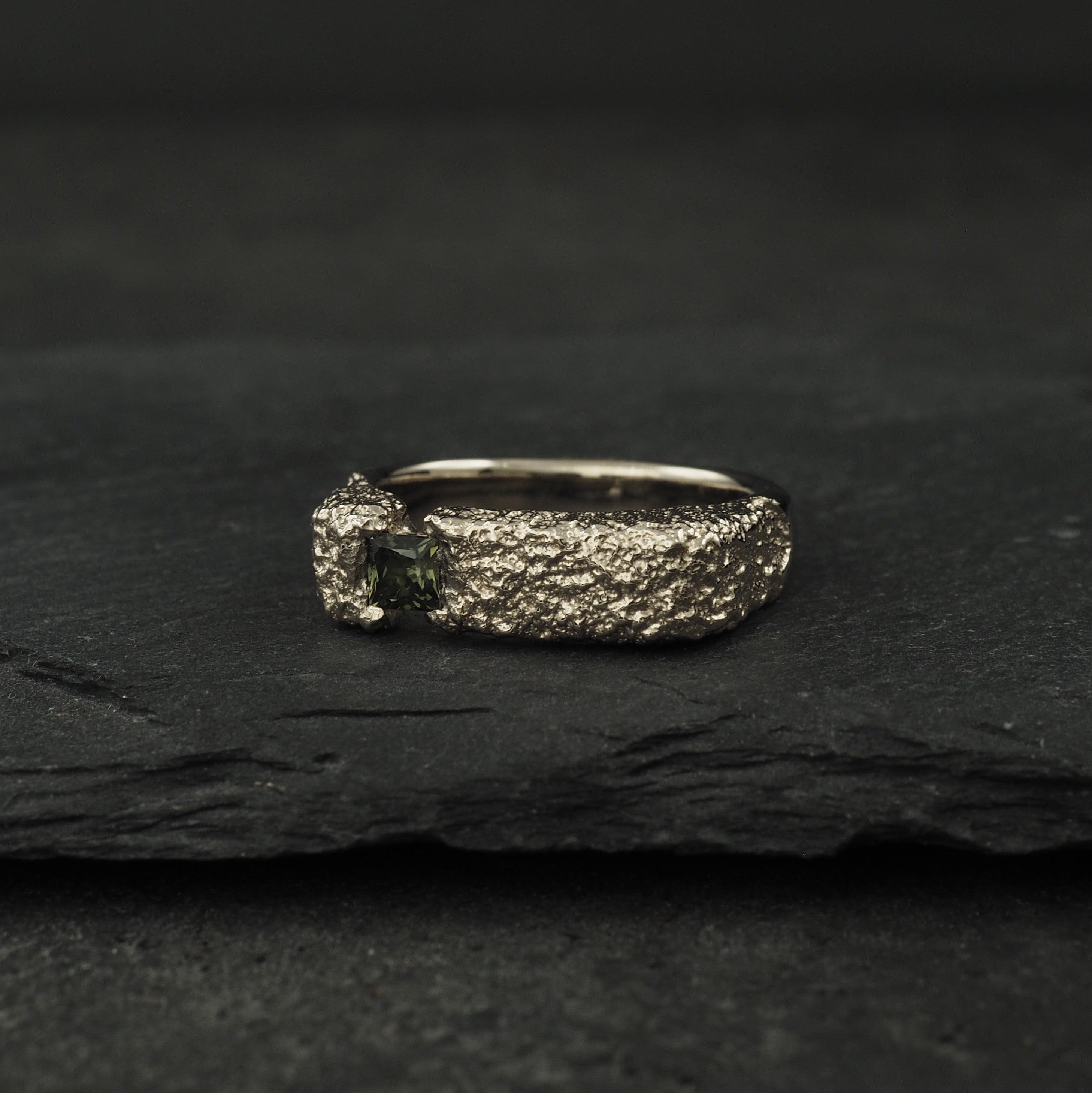 Montes Kosciuszko signet - white gold