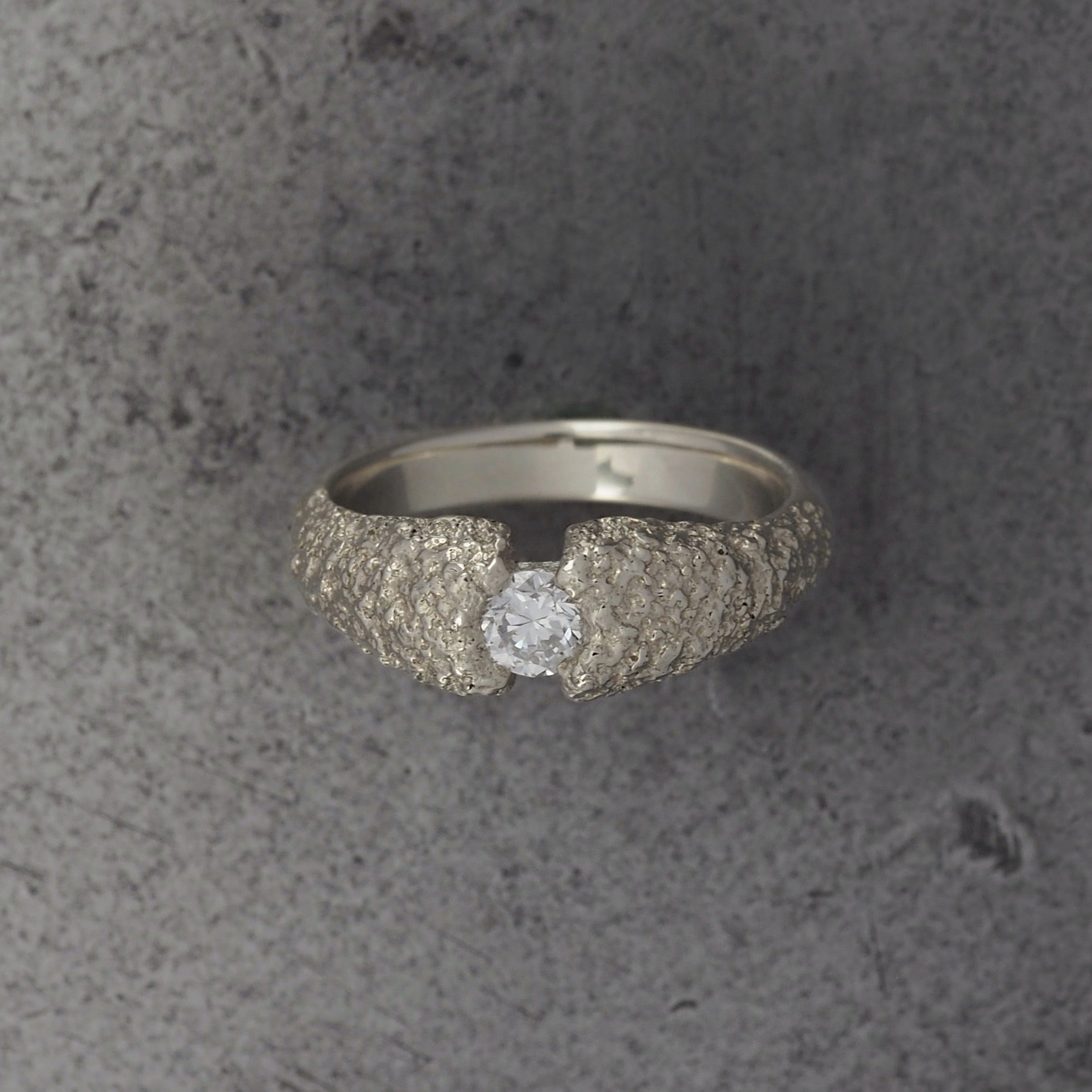 Montes Fuji 4 Solitaire ring - white gold