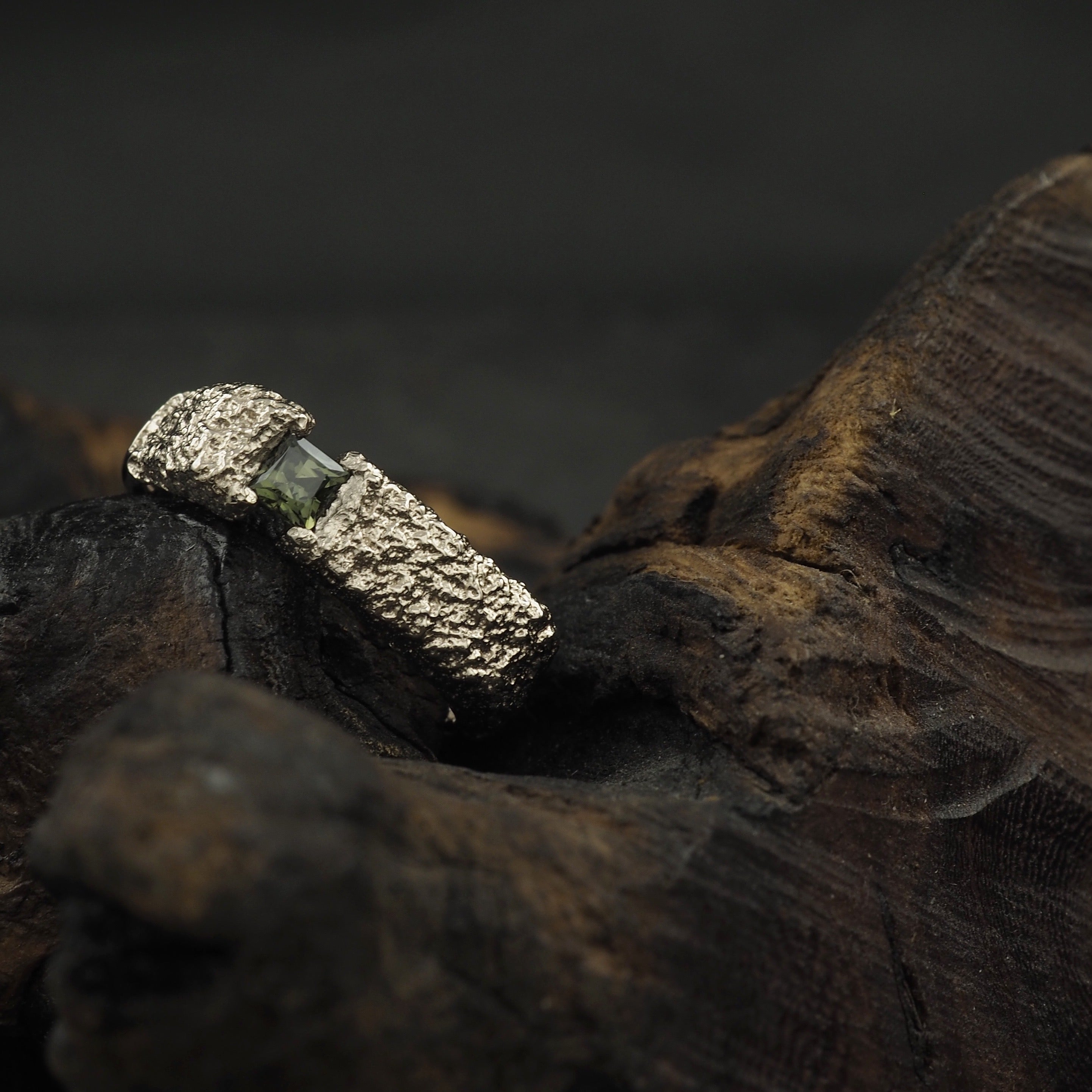 Montes Kosciuszko signet - white gold