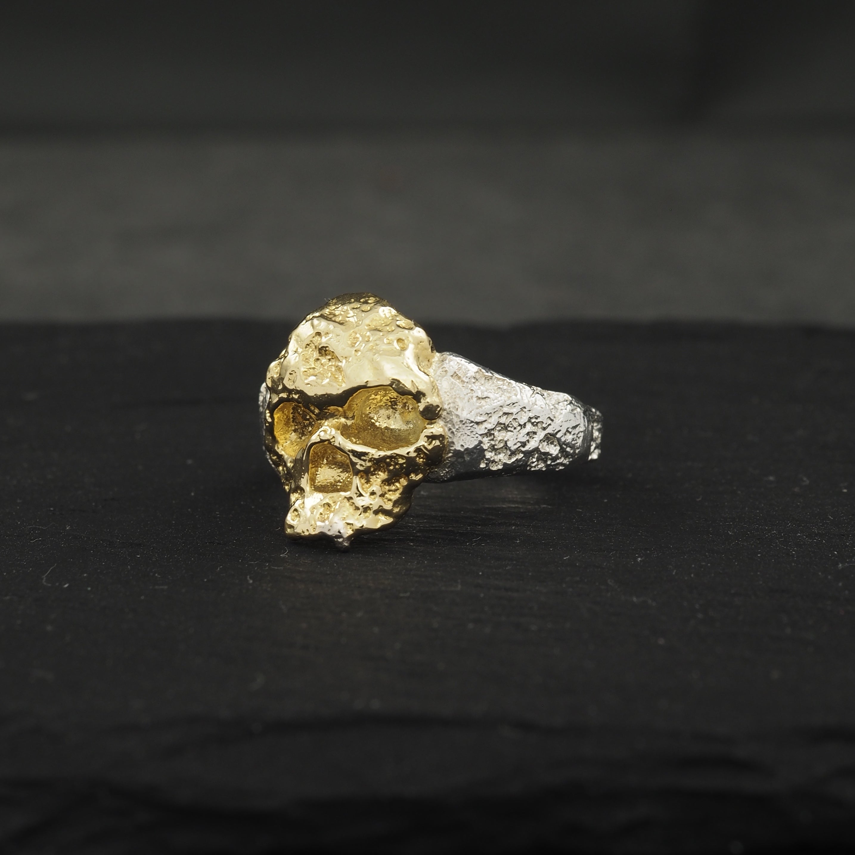 Crater Skull ring 18k yellow gold + silver