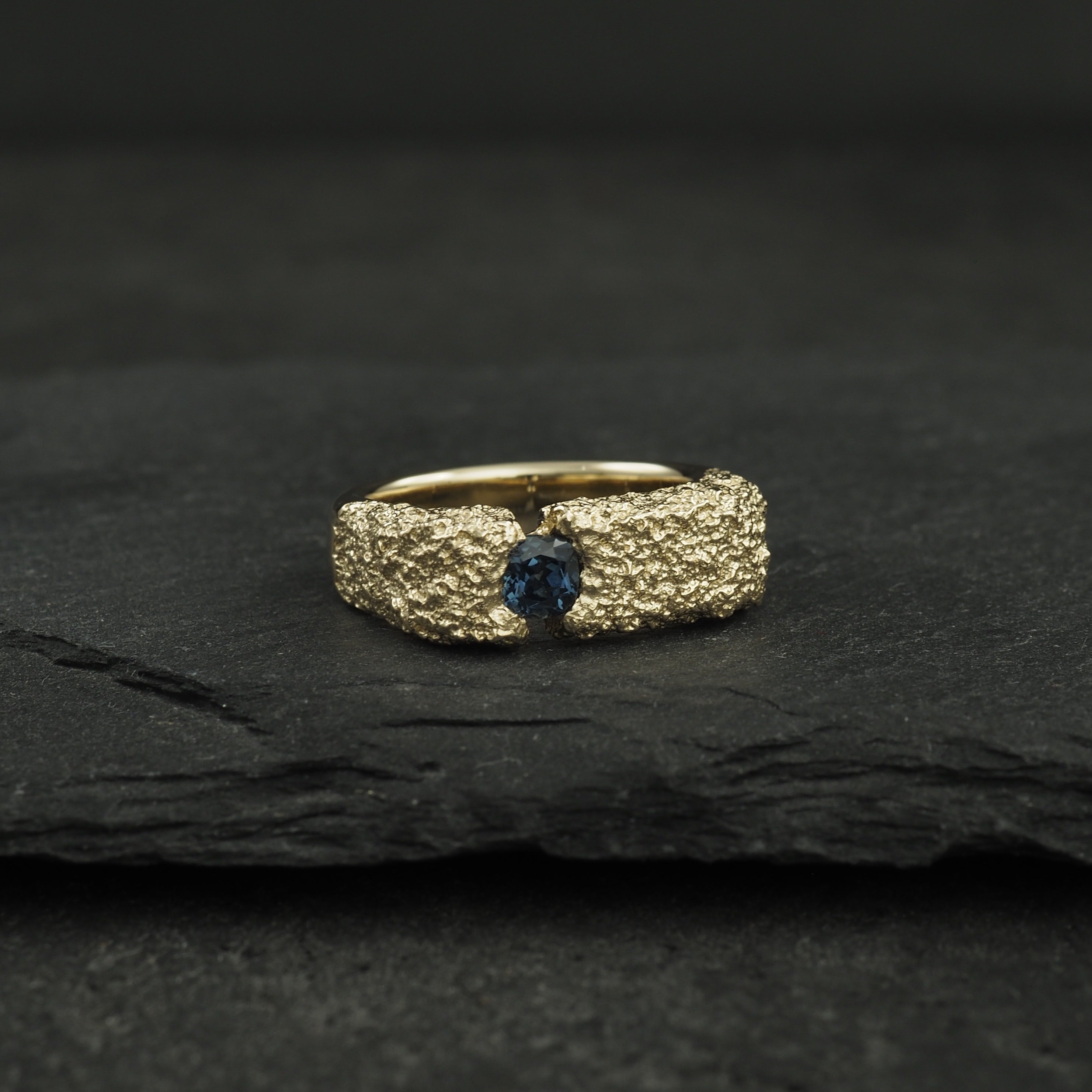 Montes Olympus signet - yellow gold