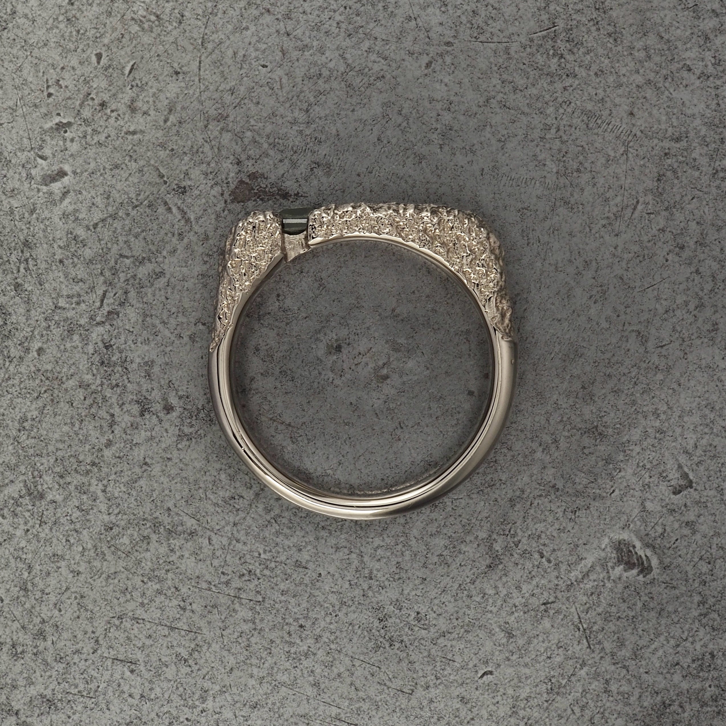 Montes Kosciuszko signet - white gold