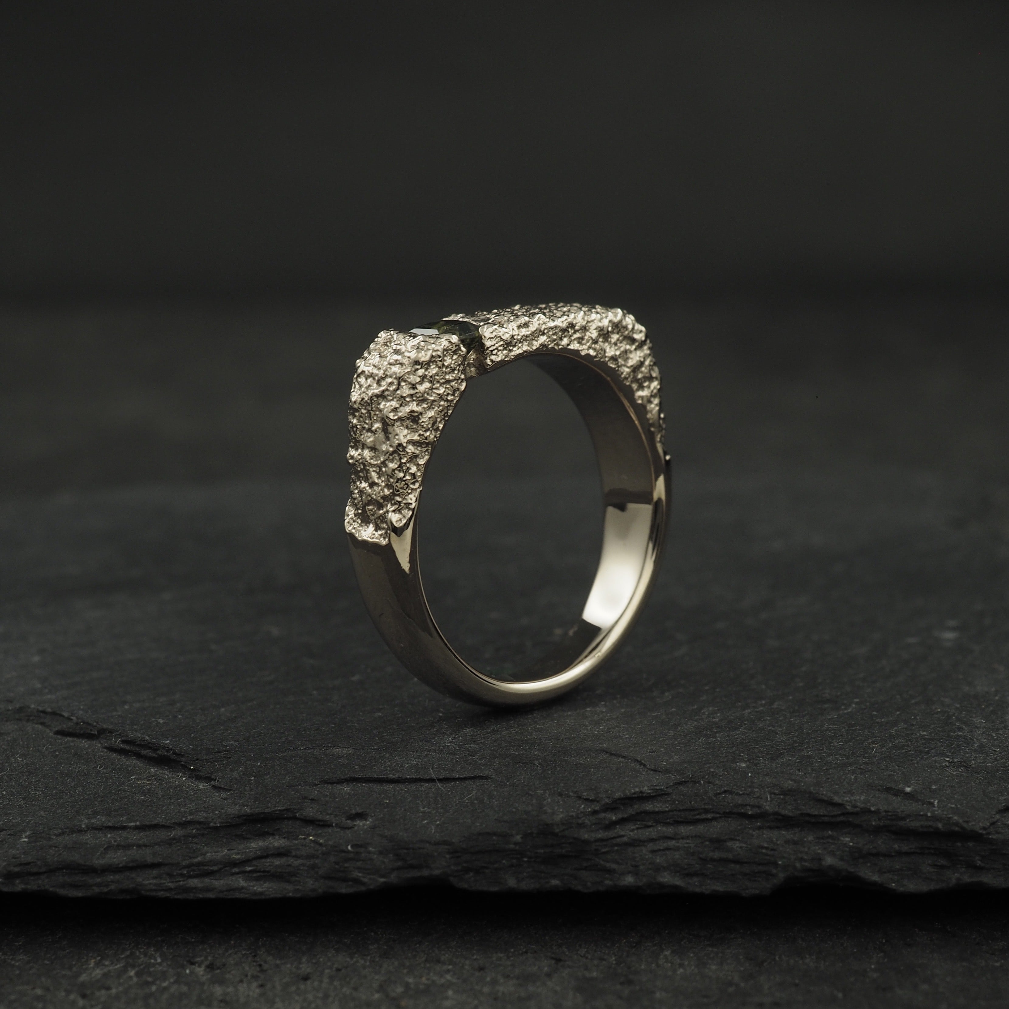 Montes Kosciuszko signet - white gold