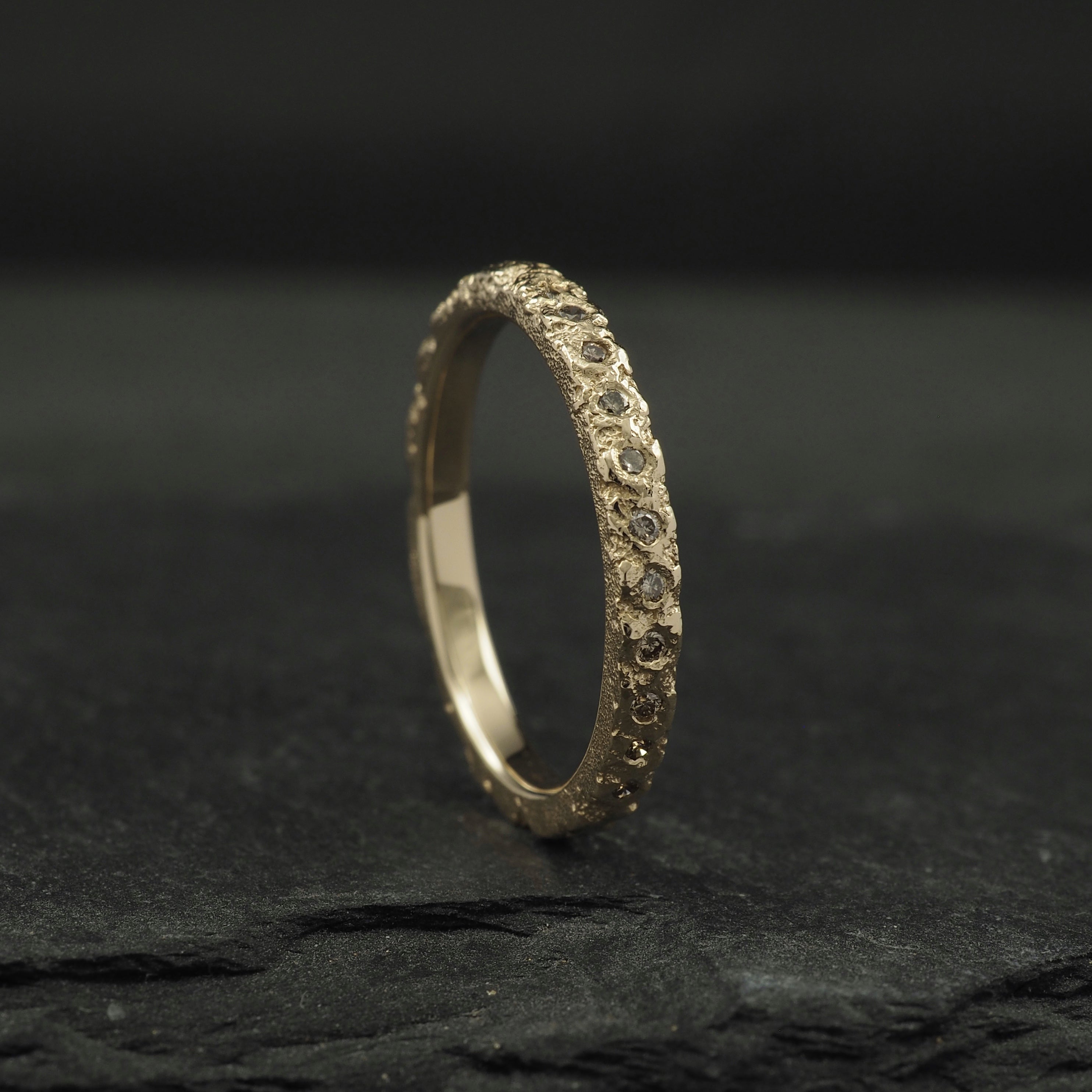 Crater Diamond Band Fine - 9k Yellow Gold