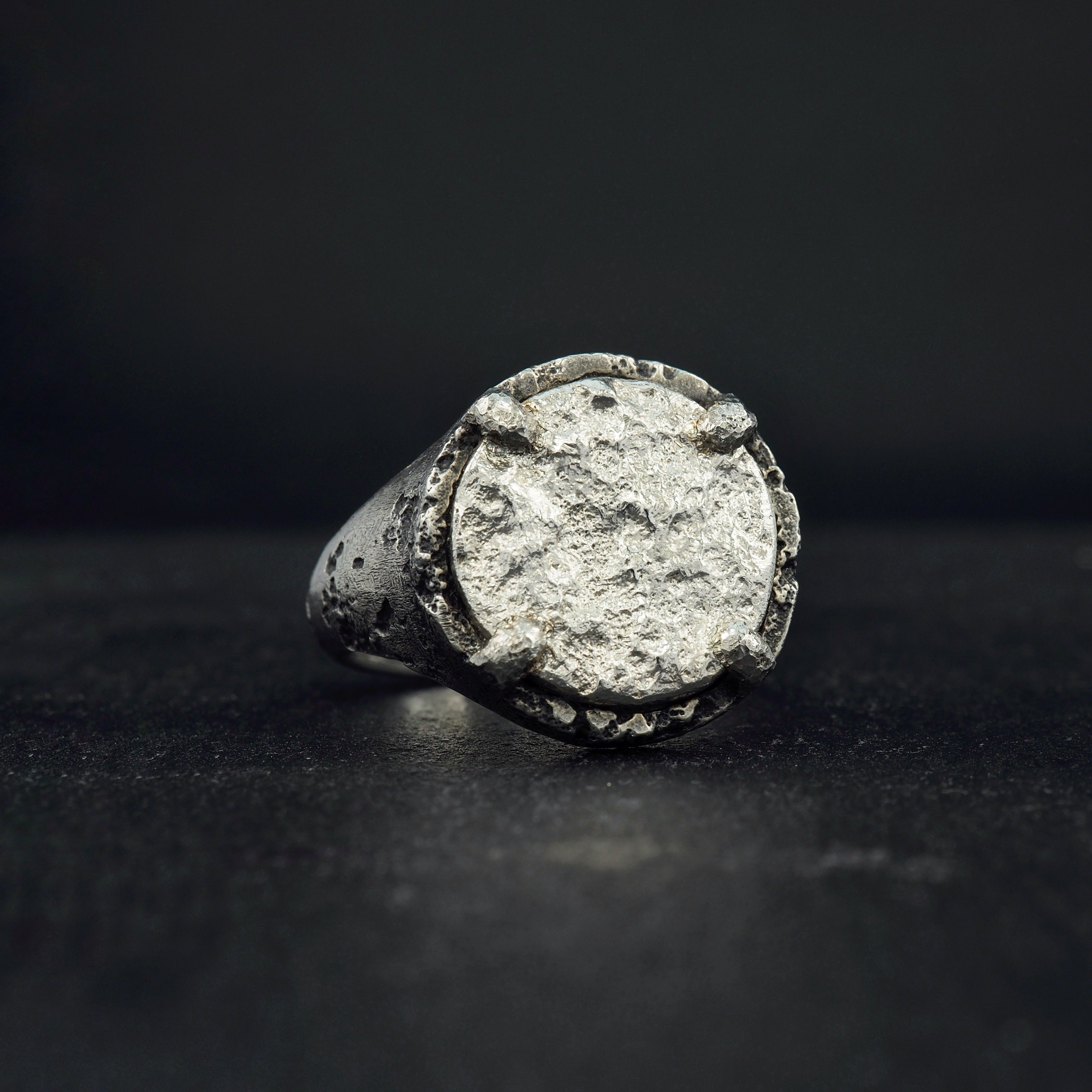 Terra medallion round signet