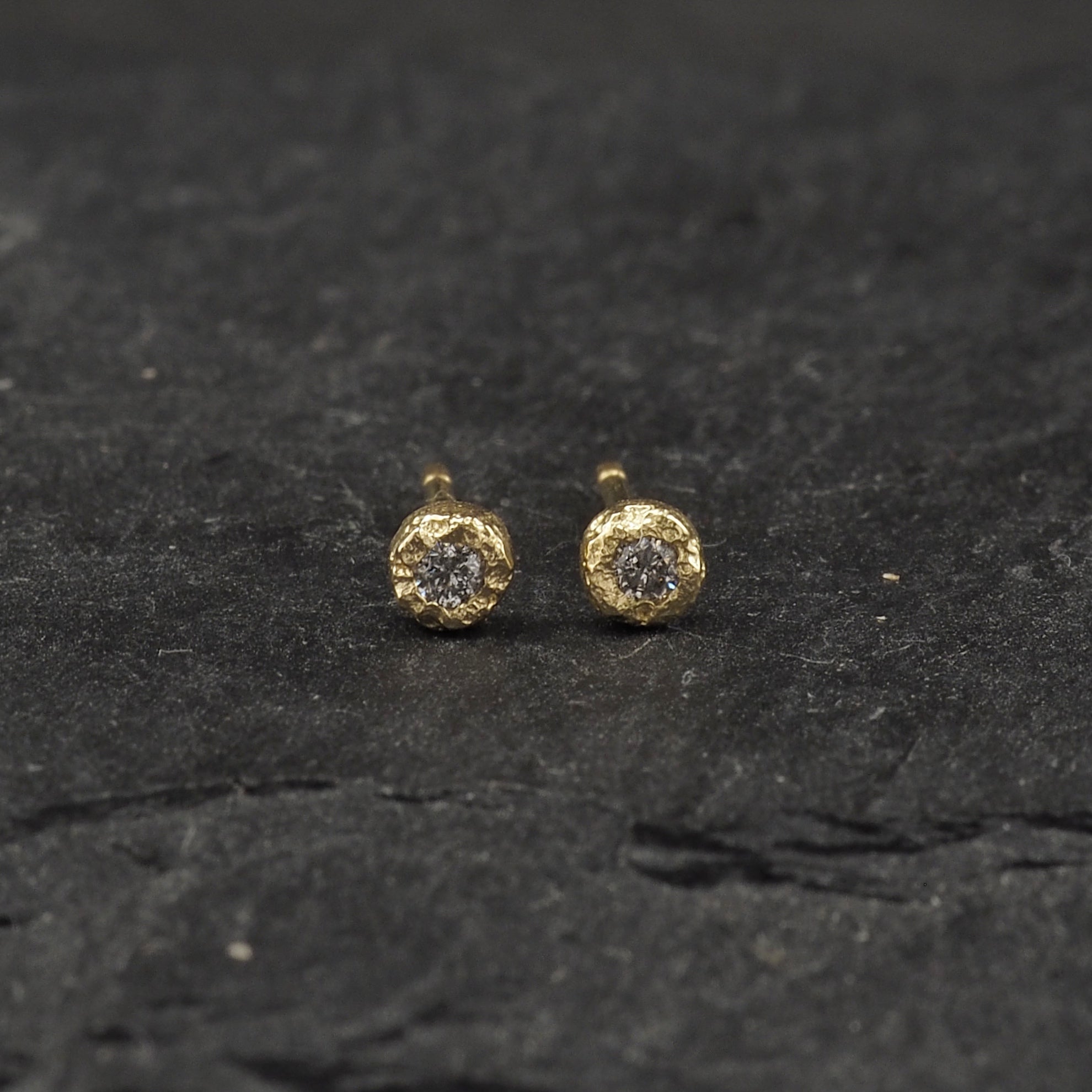 Crater Diamond Studs 18k yellow gold + grey diamond