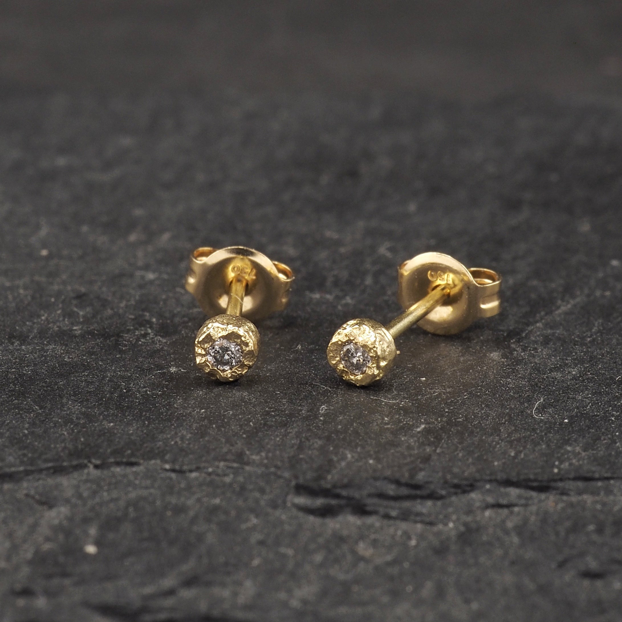 Crater Diamond Studs 18k yellow gold + grey diamond