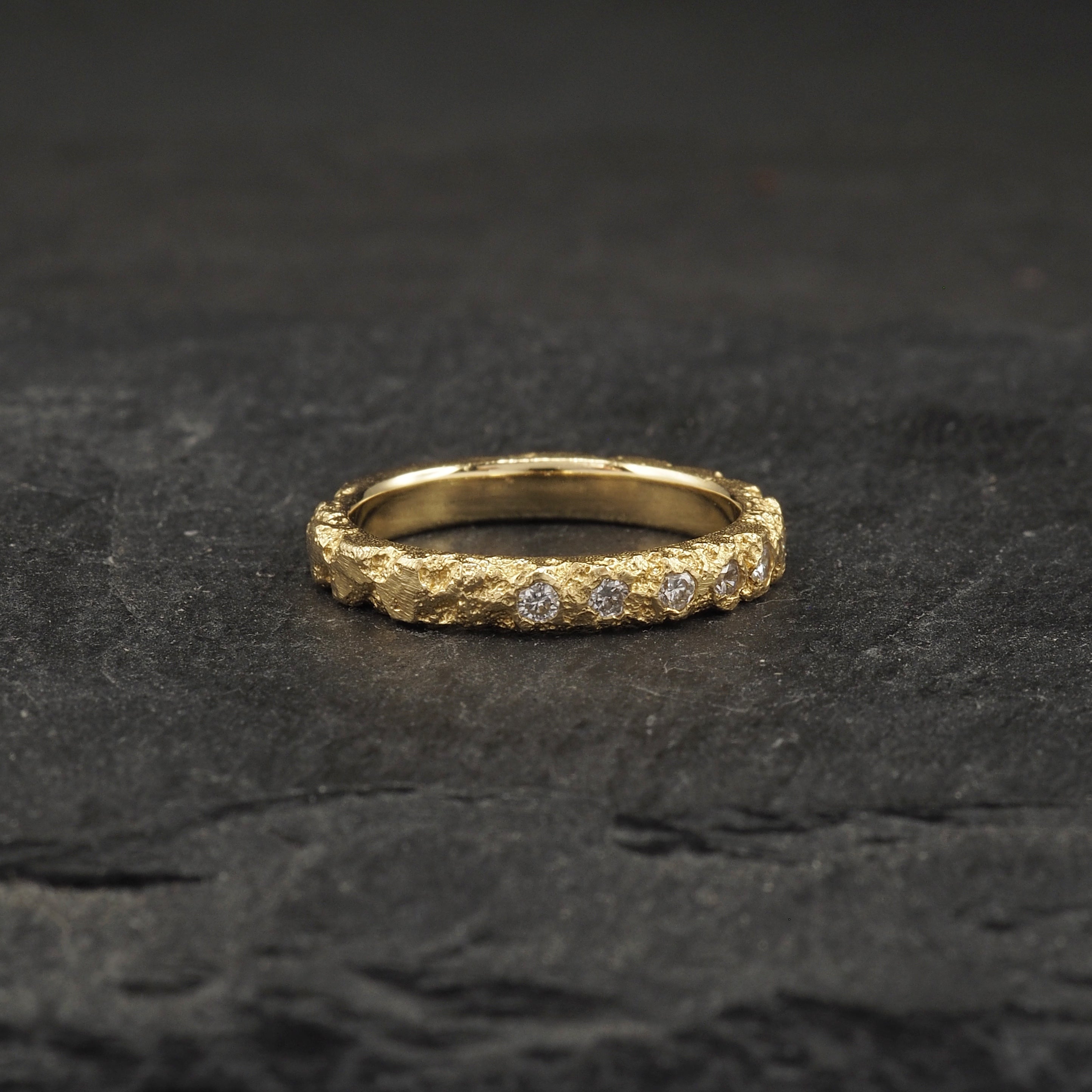 Crater Diamond Band Small - 9k Yellow Gold