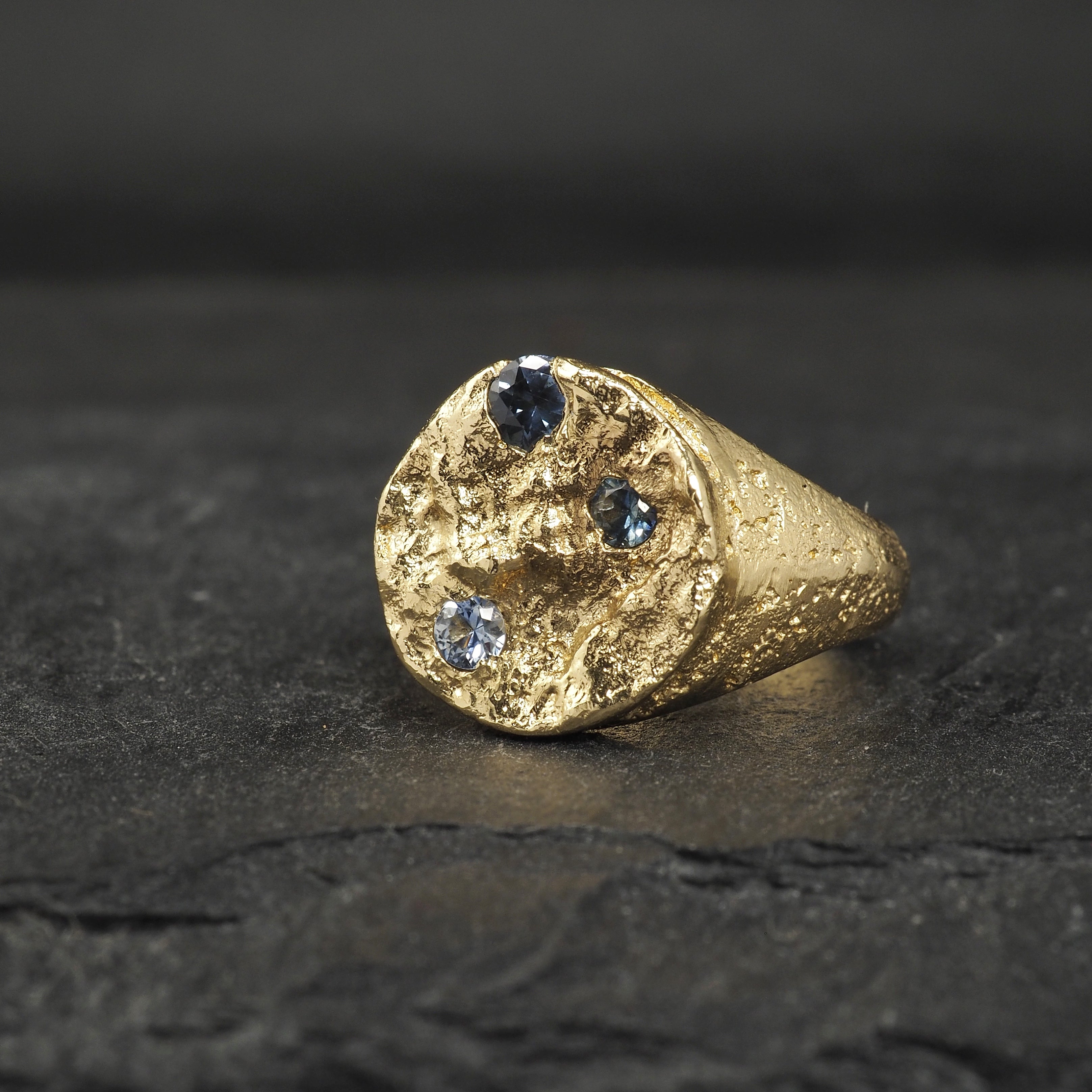 Terra medium signet 18k yellow gold + Australian sapphires