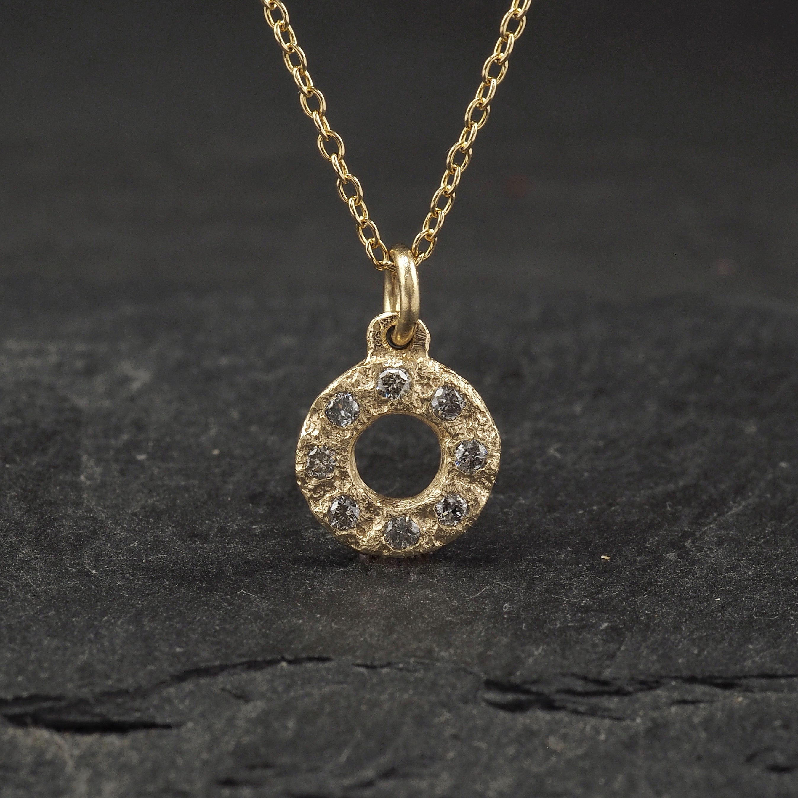 Crater Diamond Circle Pendant 9k yellow gold + grey diamond