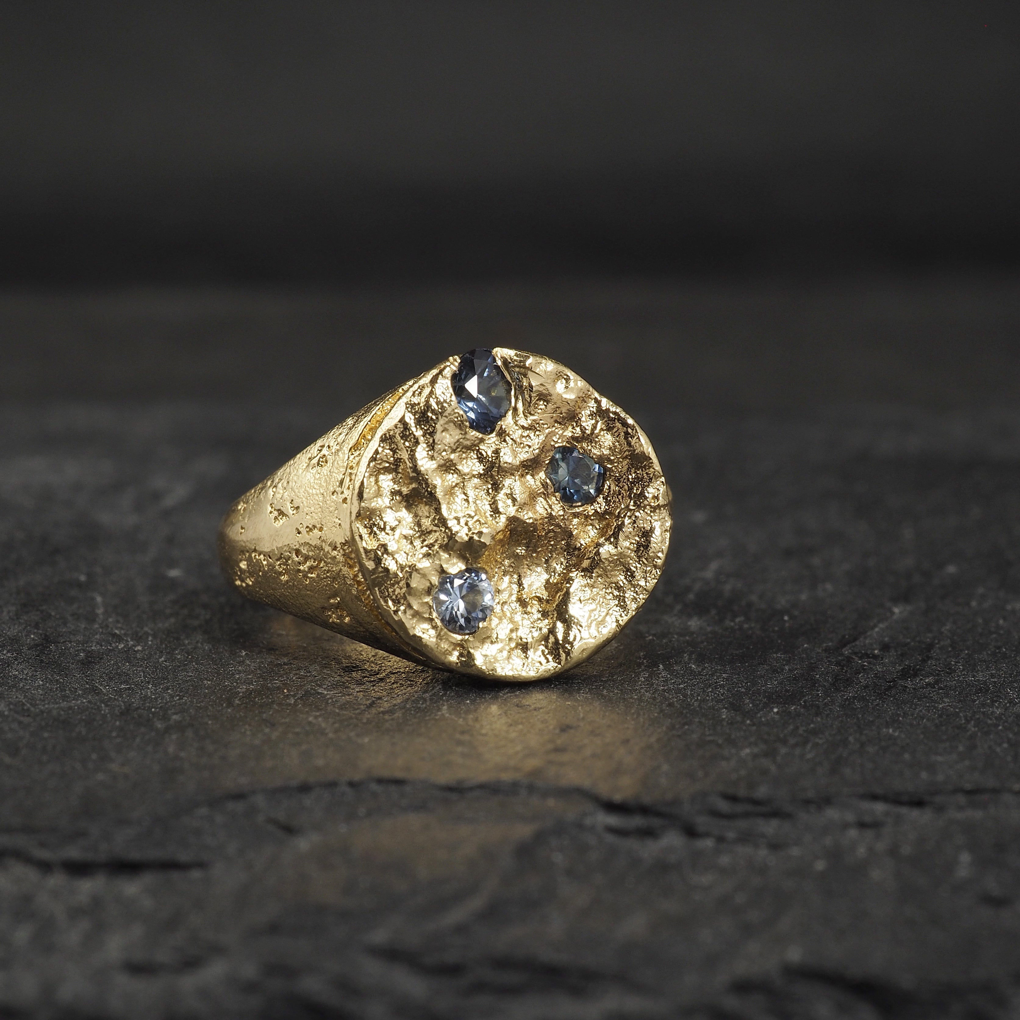 Terra medium signet 18k yellow gold + Australian sapphires