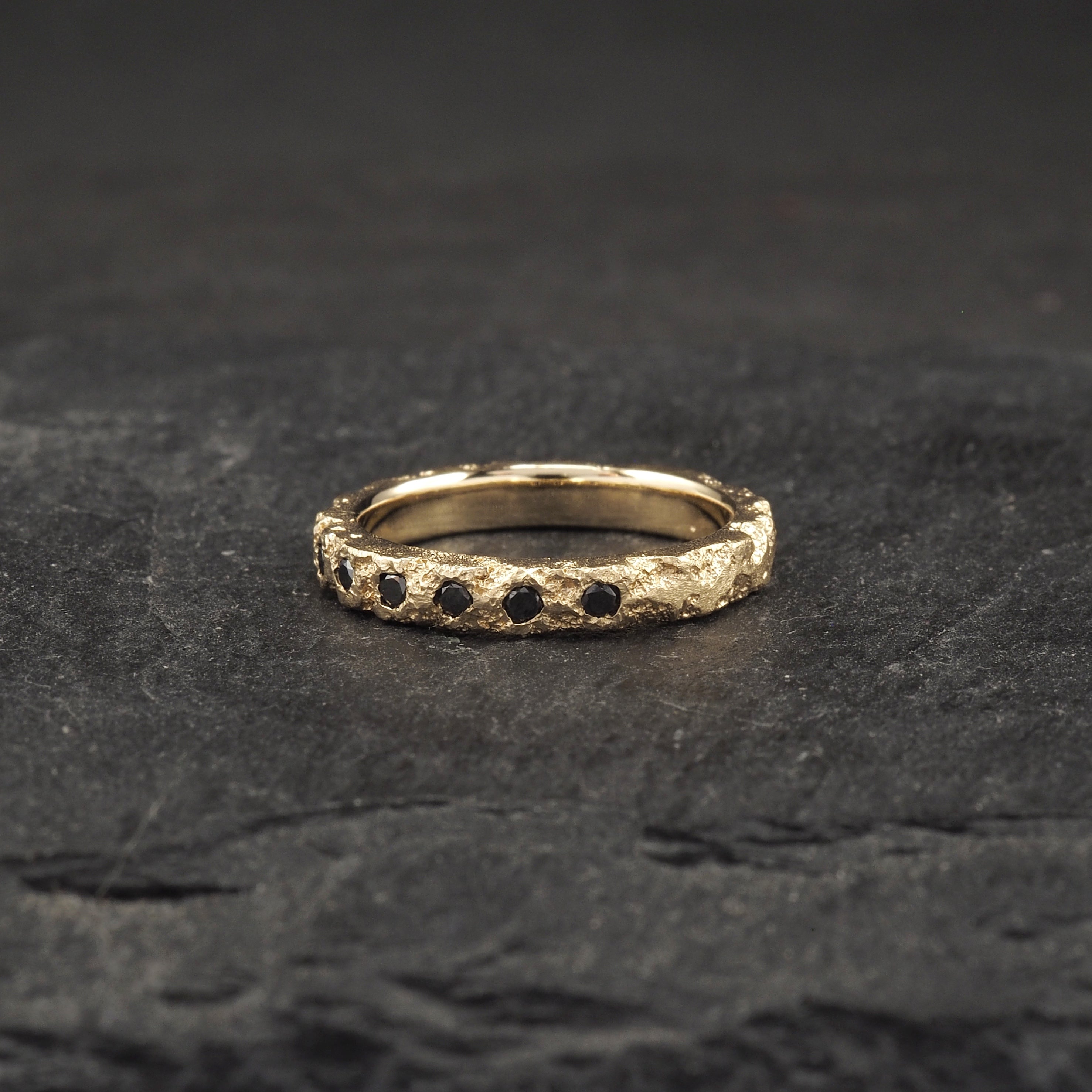 Crater diamond ring 9k yellow gold + black diamond