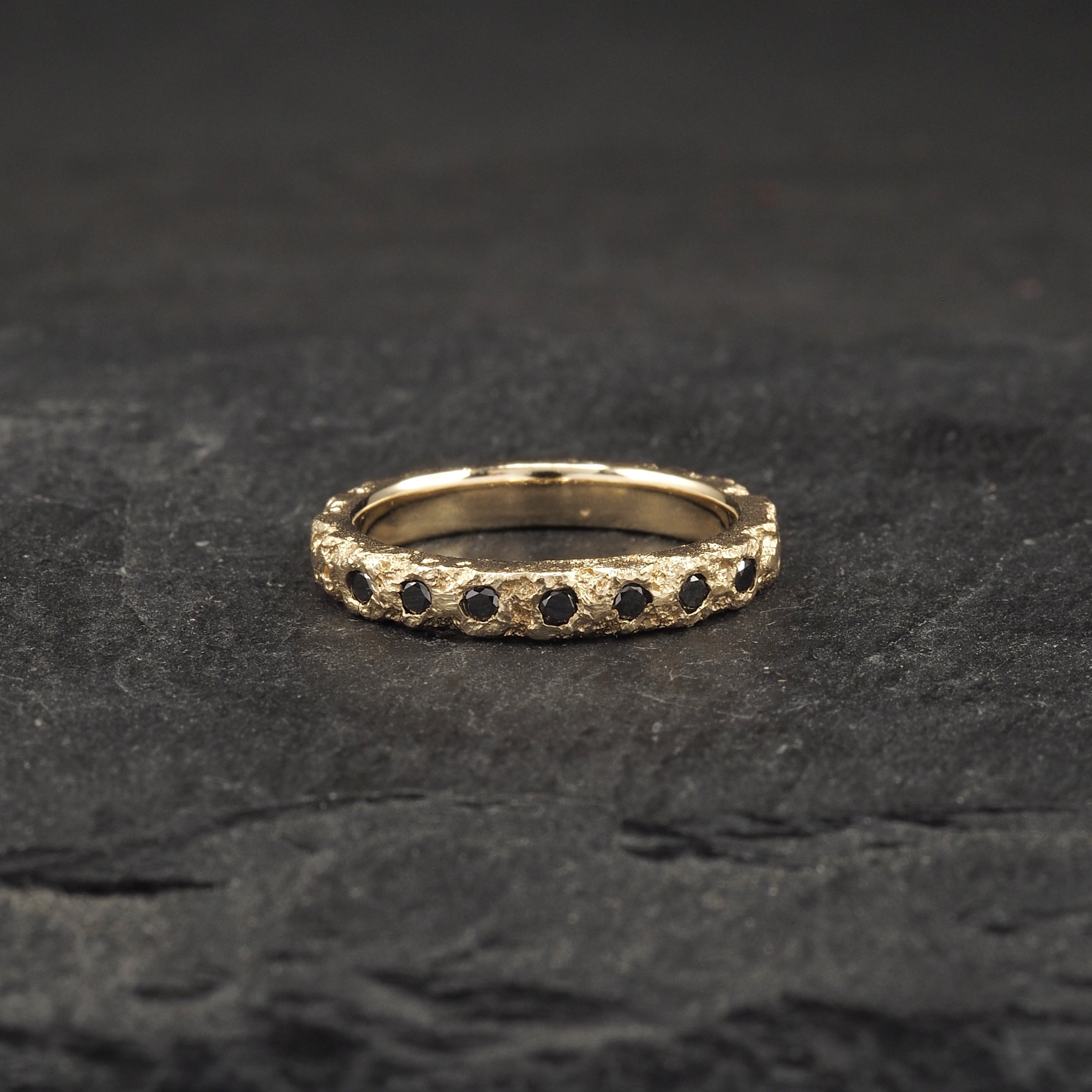 Crater diamond ring 9k yellow gold + black diamonds size M