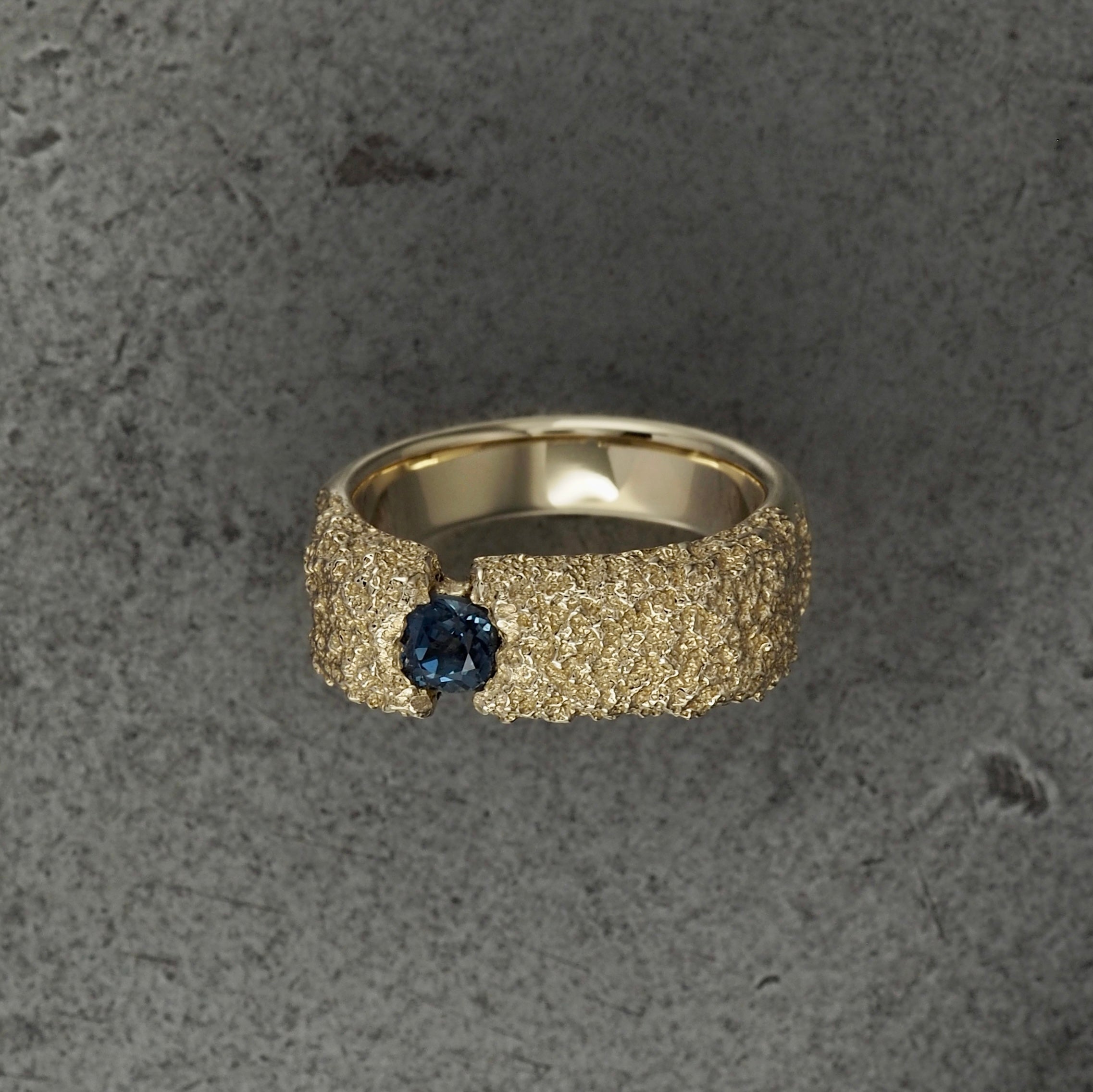 Montes Olympus signet - yellow gold